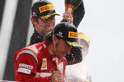 Alonso y Webber, GP Gran Bretaña, 2011. Formula 1. GP09. Carrera, podium, primero, baÃ±o de champan